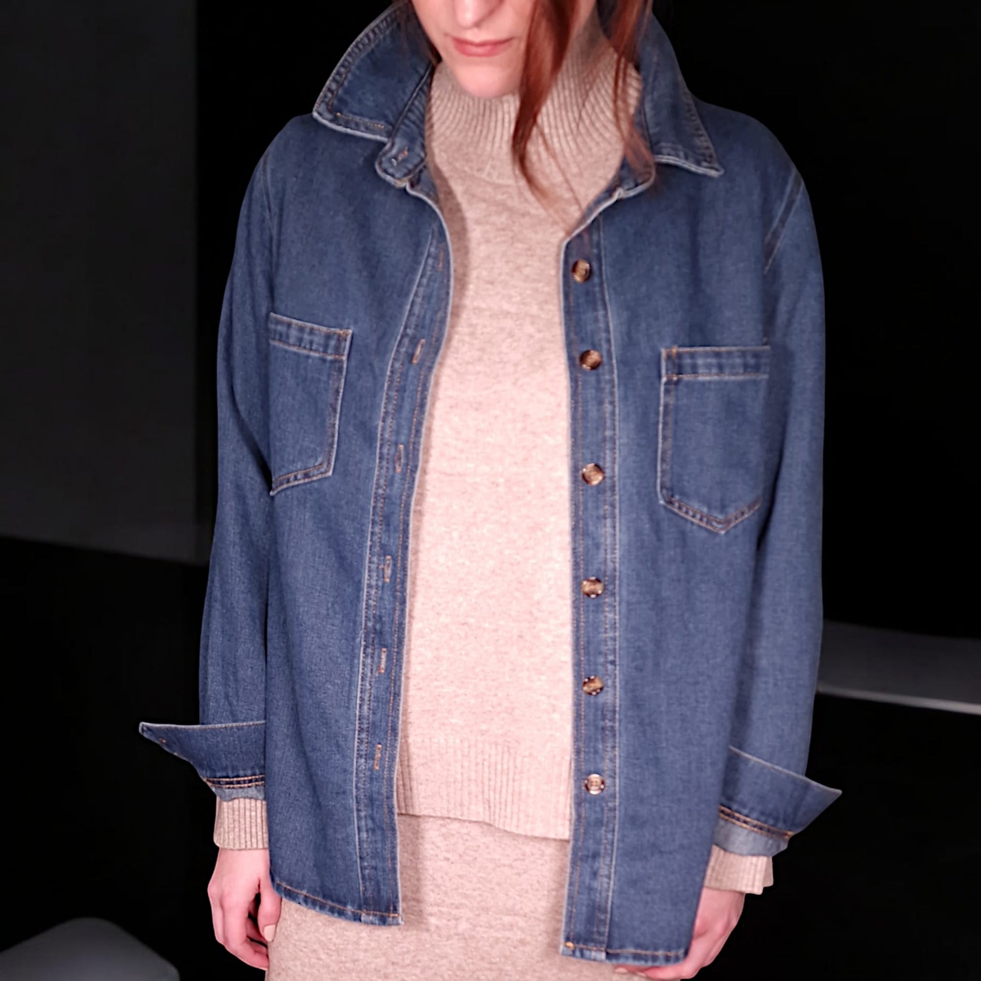 Klassisches Jeanshemd in Dunkelblau mit Brusttaschen & Knopfleiste, angenehmer Baumwollstoff, ideal für Freizeit- & Casual-Looks