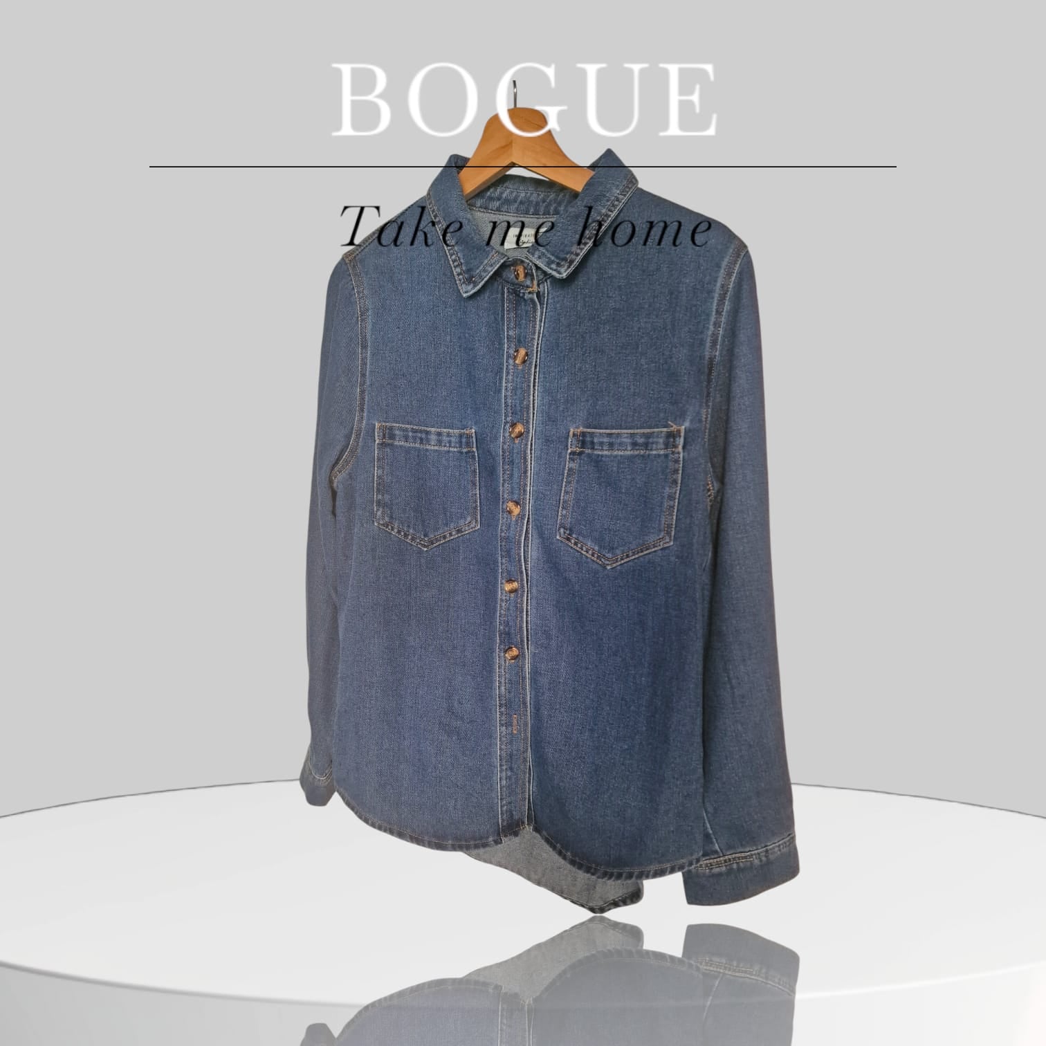 Klassisches Jeanshemd in Dunkelblau mit Brusttaschen & Knopfleiste, angenehmer Baumwollstoff, ideal für Freizeit- & Casual-Looks