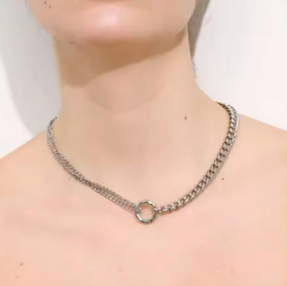 Junge Frau trägt eine moderne silberne Statement-Halskette mit Rundring-Element.