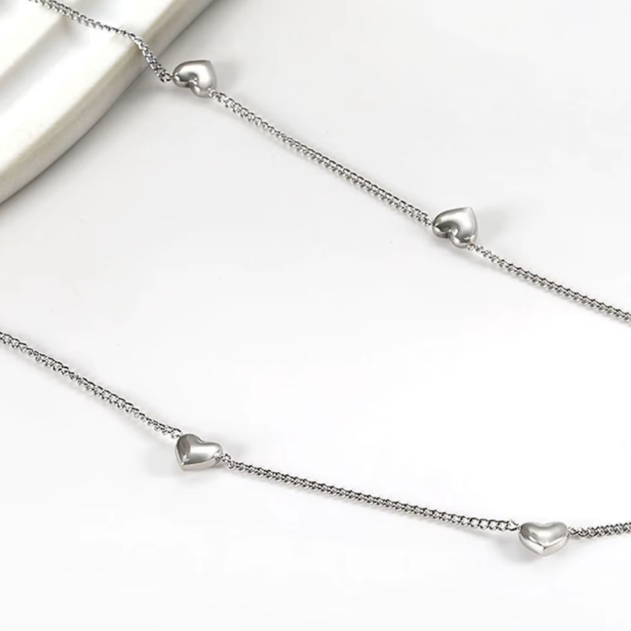 Minimalistische Damen-Halskette aus Edelstahl mit filigranen Herzanhängern in Gold oder Silber. Stilvoll, langlebig und für jeden Anlass geeignet.“


