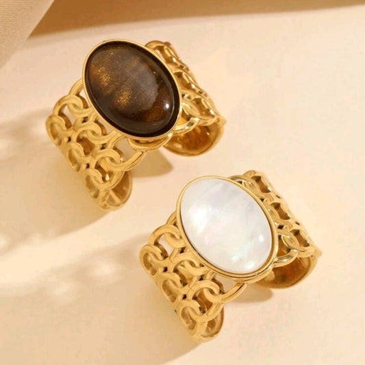 Luxuriöser goldener Edelstahlring mit braunem Katzenauge-Edelstein, stilvolles Accessoire für Damen.
