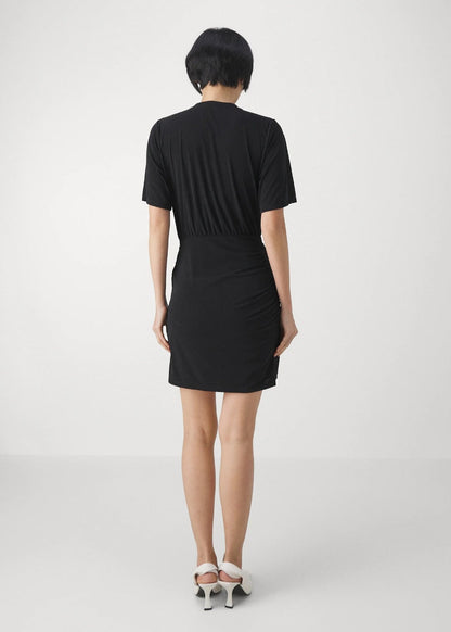 „Marella Arnes Freizeitkleid in Schwarz mit Goldbrosche – Vorderansicht, drapierte Taille, Slim Fit Damenkleid aus Jersey“
