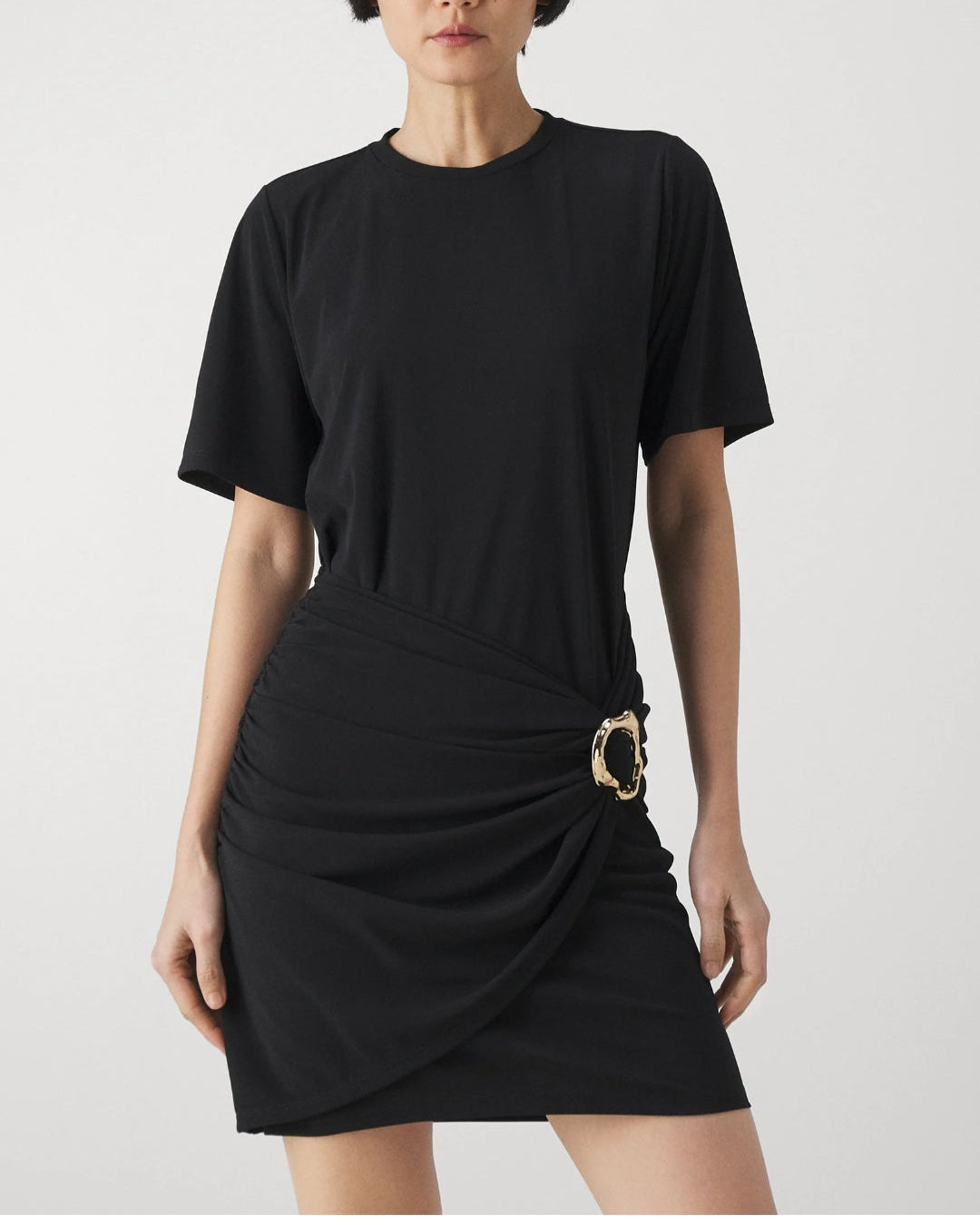 „Marella Arnes Freizeitkleid in Schwarz mit Goldbrosche – Vorderansicht, drapierte Taille, Slim Fit Damenkleid aus Jersey“
