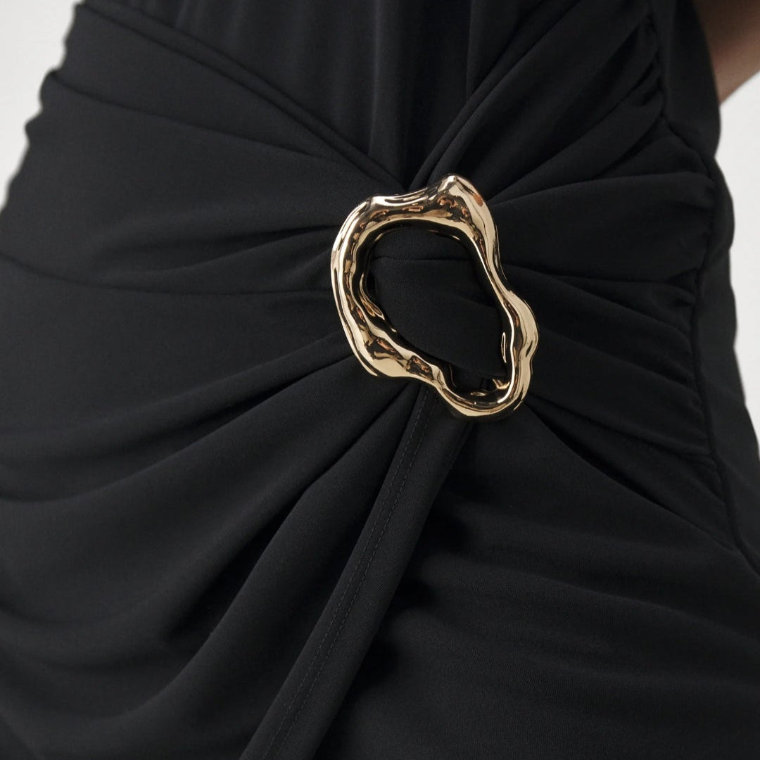 „Marella Arnes Freizeitkleid in Schwarz mit Goldbrosche – Vorderansicht, drapierte Taille, Slim Fit Damenkleid aus Jersey“
