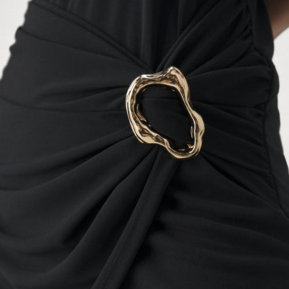 „Marella Arnes Freizeitkleid in Schwarz mit Goldbrosche – Vorderansicht, drapierte Taille, Slim Fit Damenkleid aus Jersey“
