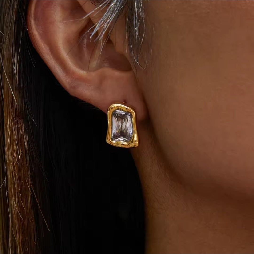 Moderne wasserfeste Goldohrringe aus Edelstahl mit Zirkonia