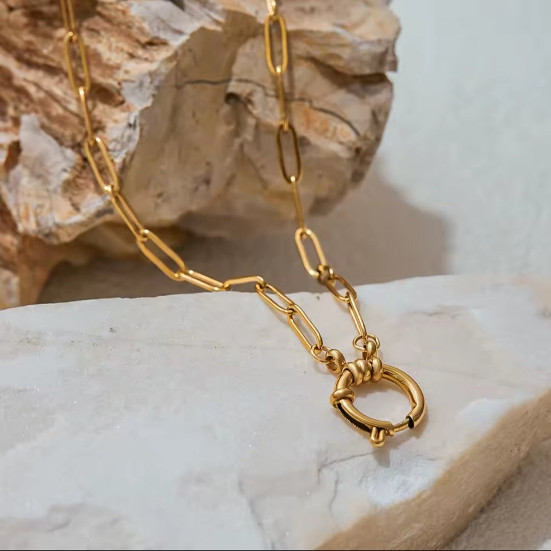 Nahaufnahme des Herzanhängers und blauen Steins an runder Toggle-Schließe