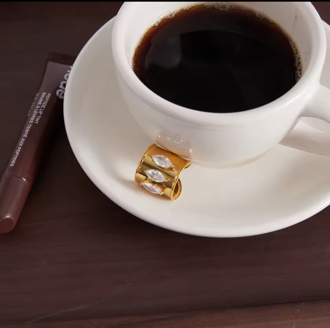 Offener goldener Ring mit Zirkonsteinen