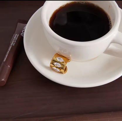 Offener goldener Ring mit Zirkonsteinen