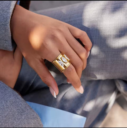 Offener goldener Ring mit Zirkonsteinen – Statement