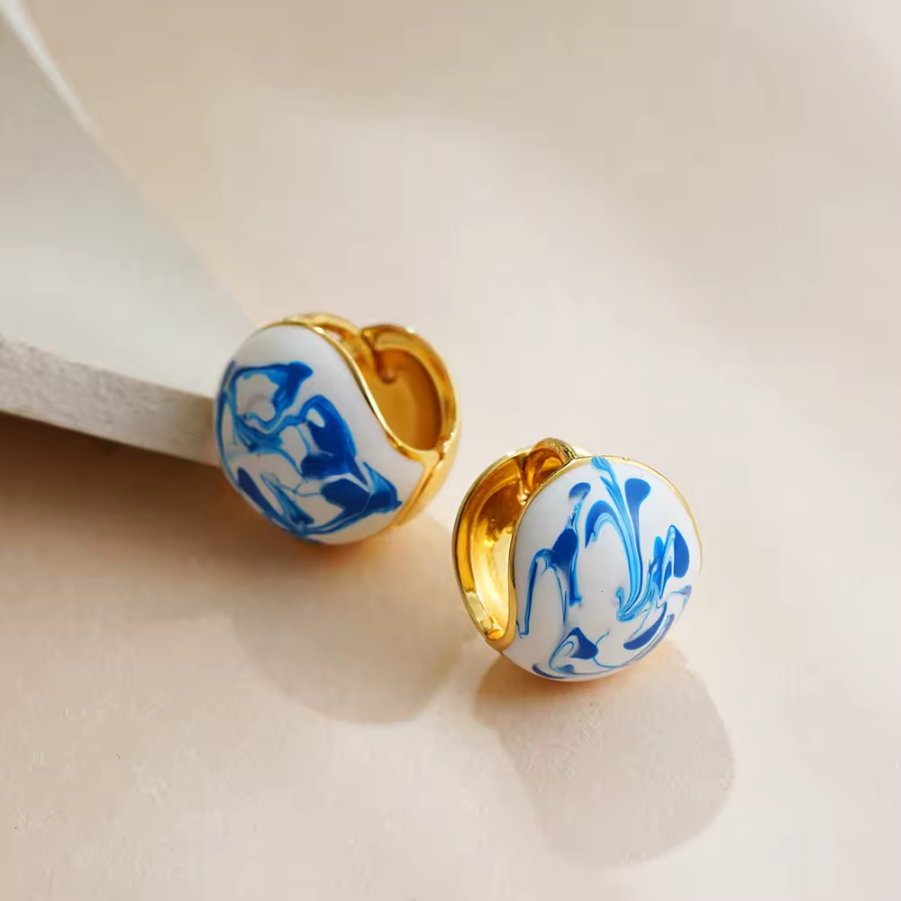 Goldene Ohrstecker mit weiß-blauem Marmor-Emaille-Design – stilvoll und elegant für den Alltag oder besondere Anlässe.