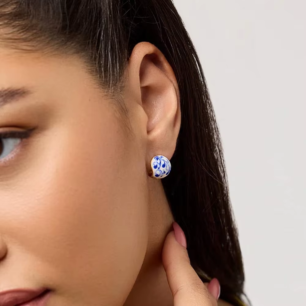 Goldene Ohrstecker mit weiß-blauem Marmor-Emaille-Design – stilvoll und elegant für den Alltag oder besondere Anlässe.