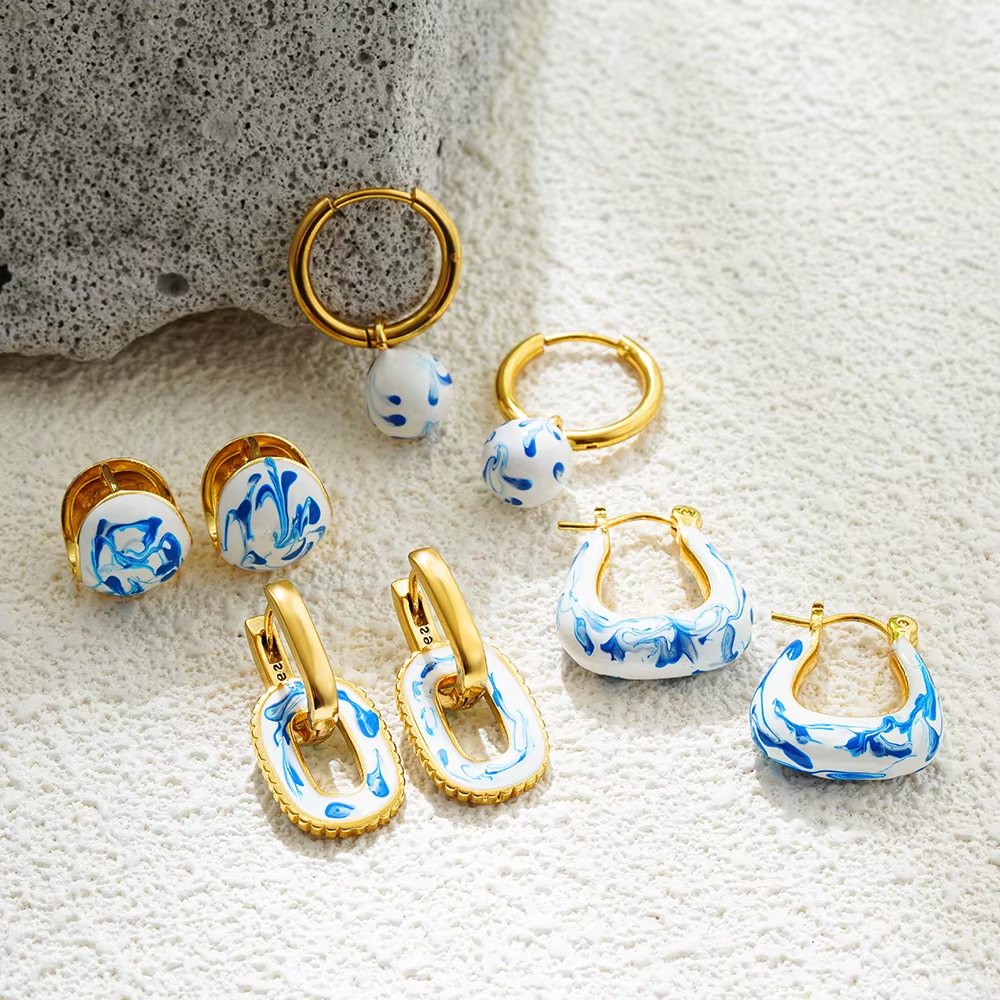 Ohrring Set mit blau weißem Emaille, perfekt für jeden Anlass