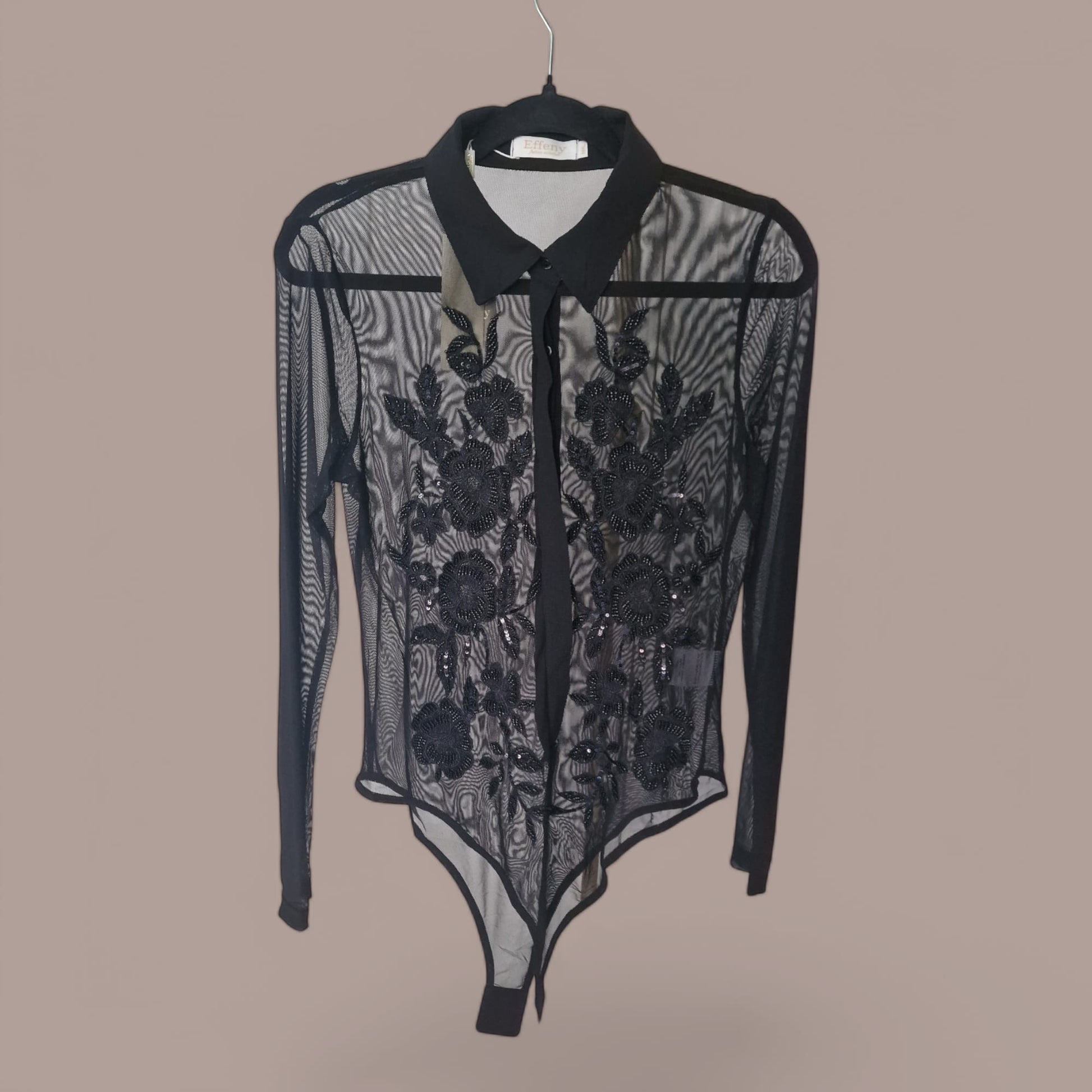 Eleganter schwarzer Body mit floraler Stickerei, funkelnden Pailletten und durchsichtigen Einsätzen, ideal für Damenmode.