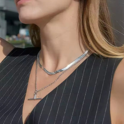 Silberne Edelstahl-Halskette mit T-Verschluss und kleinem Zirkonia-Stein.