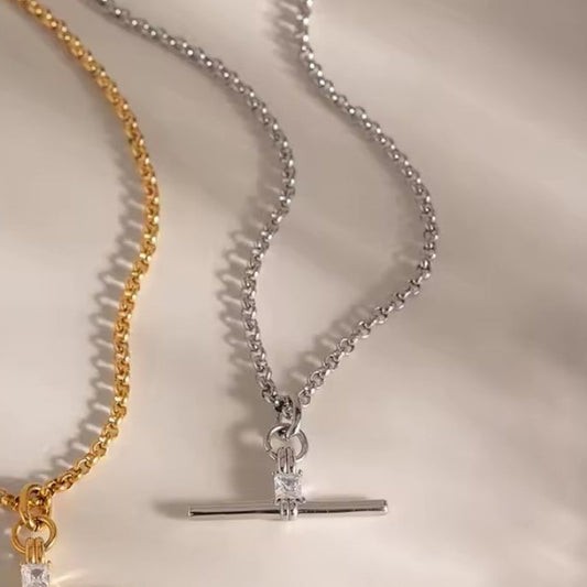Silberne Edelstahl-Halskette mit T-Verschluss und kleinem Zirkonia-Stein.