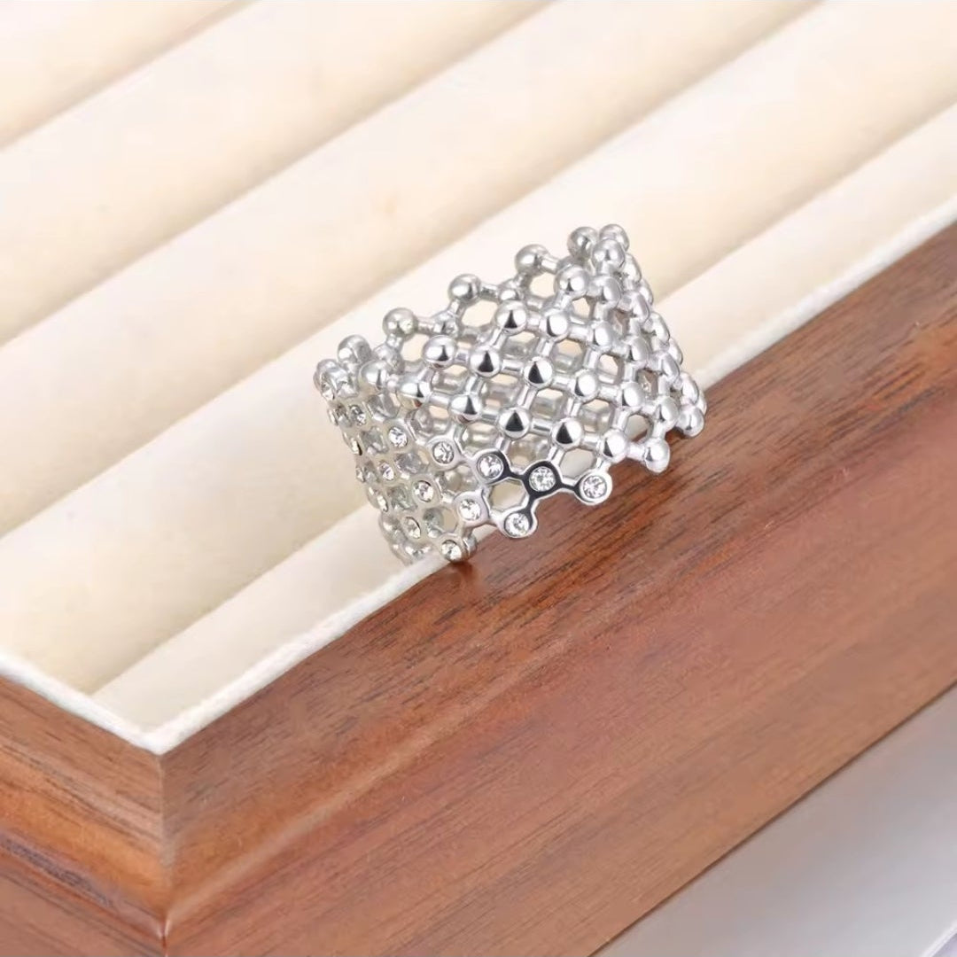 Silberner Statement-Netz-Ring mit Kristallbesatz, 14 mm breit.