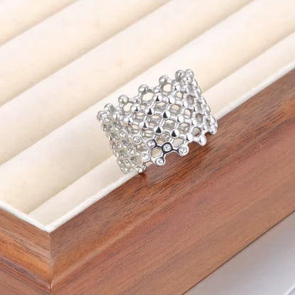 Silberner Statement-Netz-Ring mit Kristallbesatz, 14 mm breit.