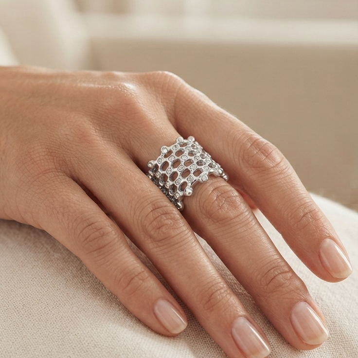 Silberner Statement-Netz-Ring mit Kristallbesatz, 14 mm breit.