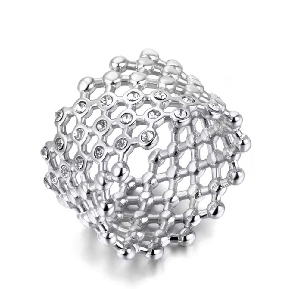 Silberner Statement-Netz-Ring mit Kristallbesatz, 14 mm breit.