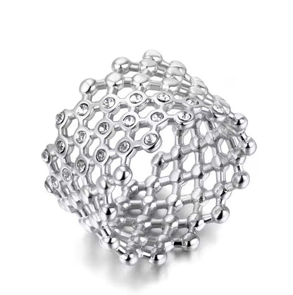 Silberner Statement-Netz-Ring mit Kristallbesatz, 14 mm breit.