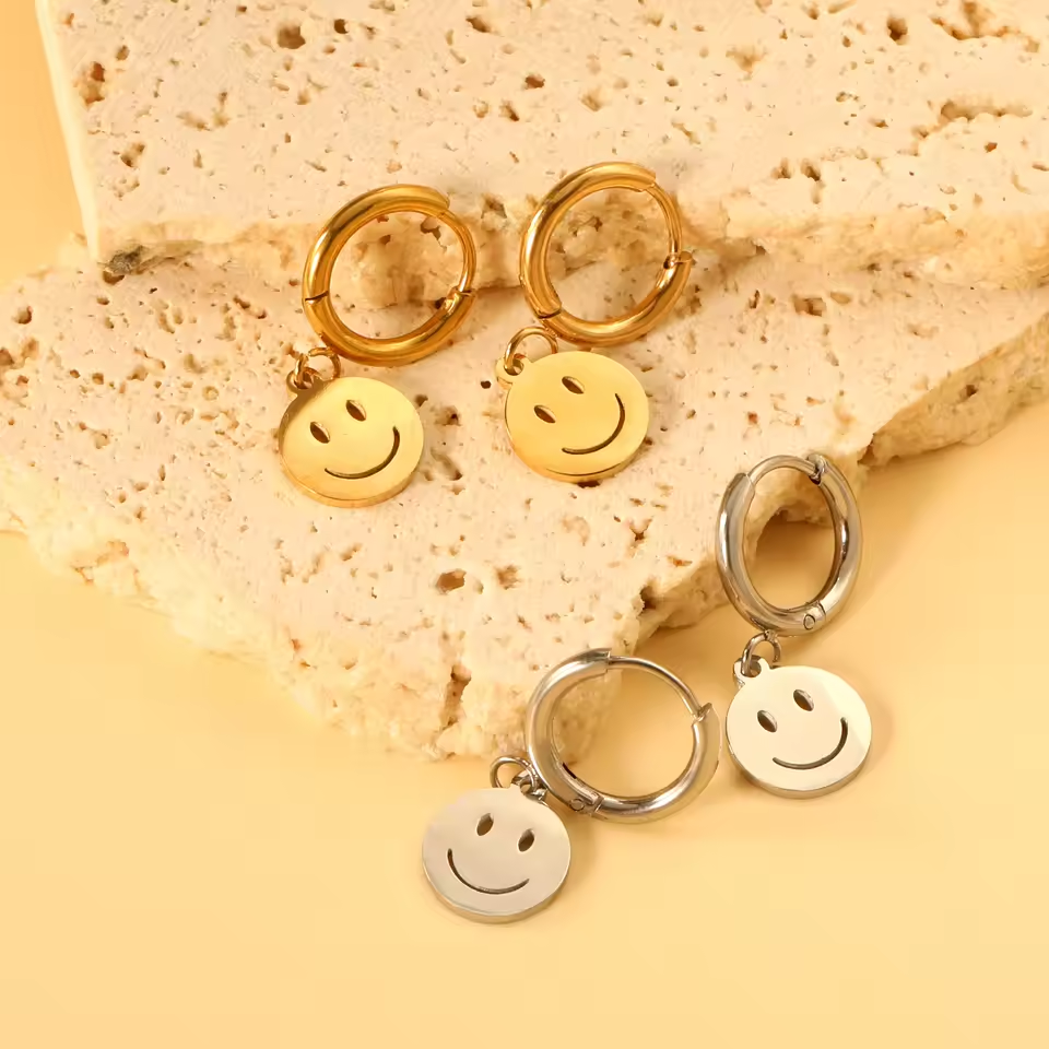 925 Silber Creolen mit Smiley-Anhänger, 18K vergoldet für langlebigen Glanz in Gold und Silber