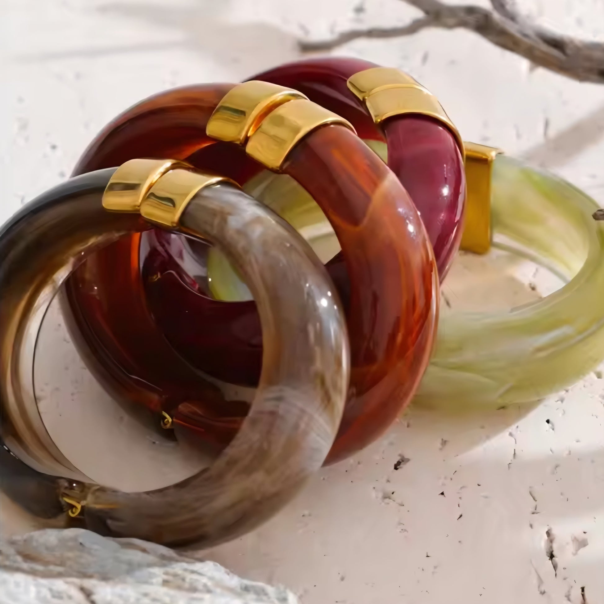 Statement Armreif aus Edelstahl mit goldener PVD-Beschichtung und Resin in Bernsteinoptik