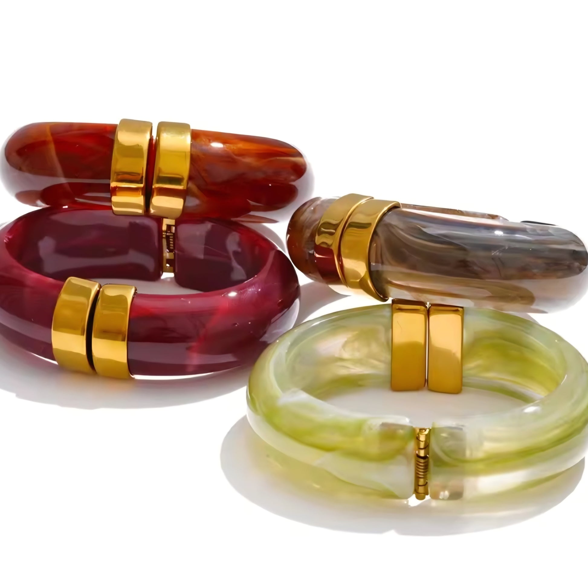 Statement Armreif aus Edelstahl mit goldener PVD-Beschichtung und Resin in Bernsteinoptik