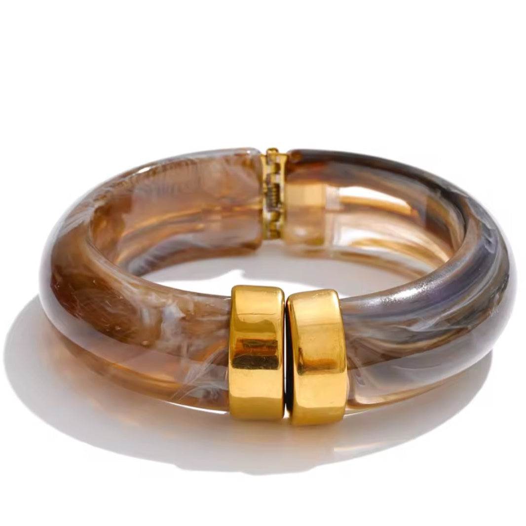 Statement Armreif aus Edelstahl mit goldener PVD-Beschichtung und Resin in Bernsteinoptikbogue