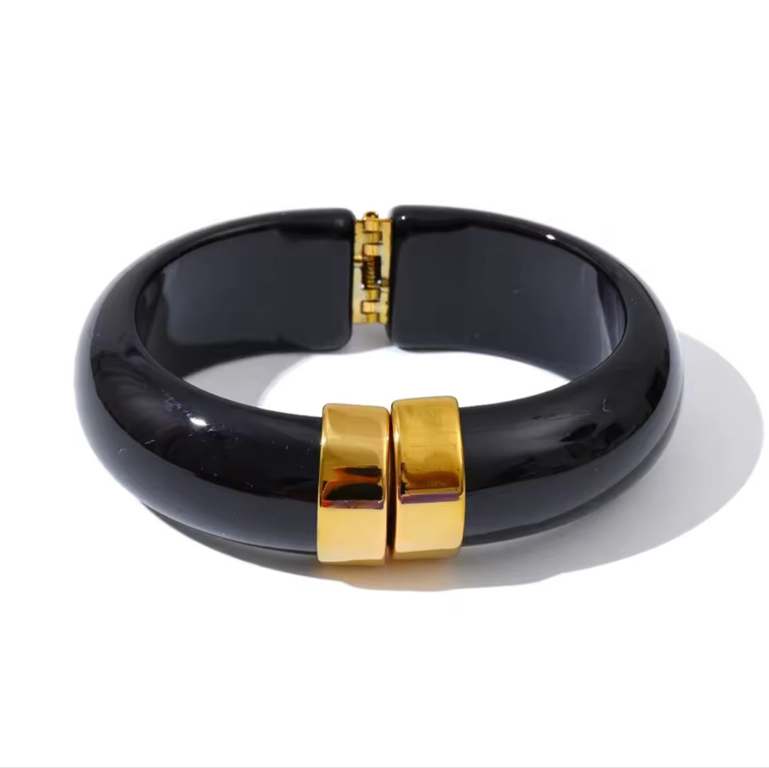 Statement Armreif aus Edelstahl mit goldener PVD-Beschichtung und Resin in Schwarz