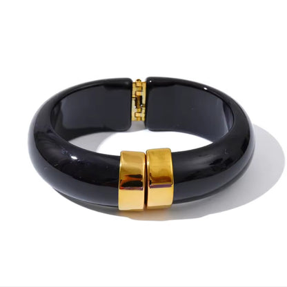 Statement Armreif aus Edelstahl mit goldener PVD-Beschichtung und Resin in Schwarz