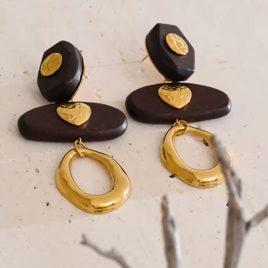 Statement Hängeohrringe aus dunklem Holz und goldfarbenem Edelstahl mit ovalem Anhänger, Produktansicht mit Maßangaben