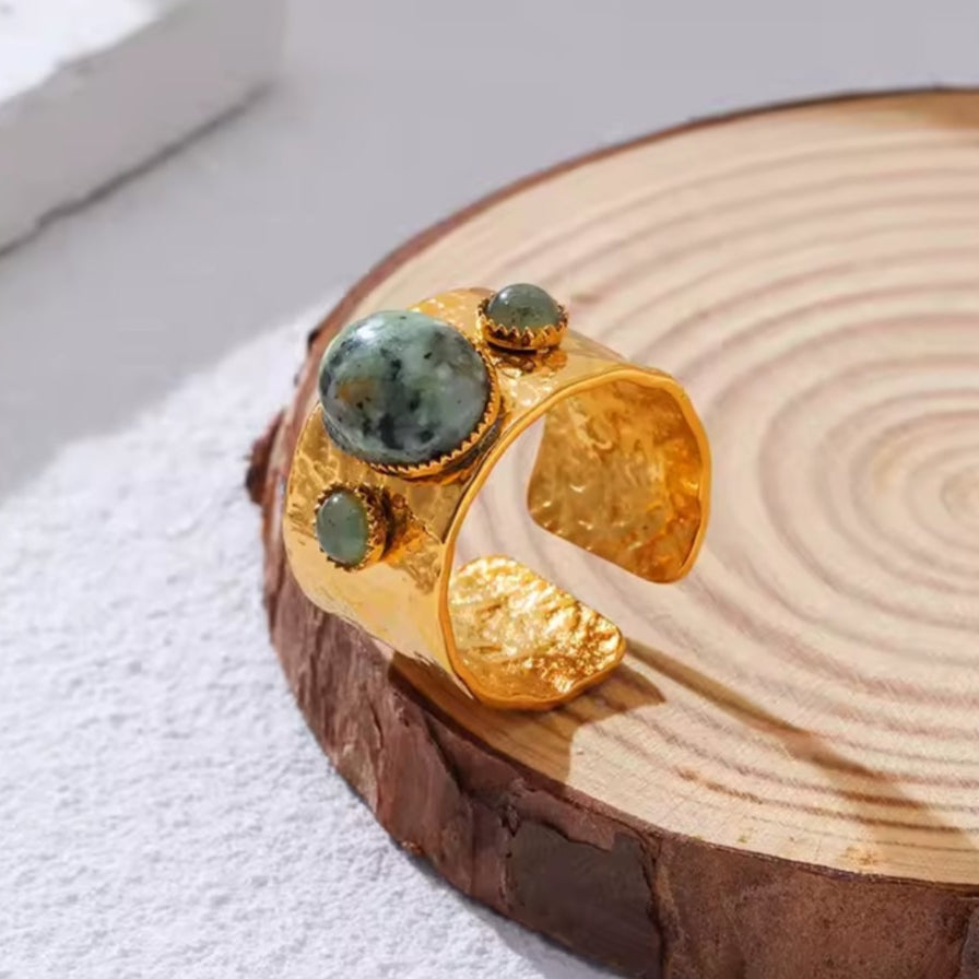 Goldener Statement Ring mit African Turquoise Malay Jade Steinen