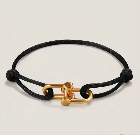Verstellbares Kordelarmband mit goldener U-Form-Schließe