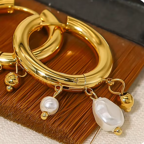 18 Karat vergoldete Creolen mit barockem Perlenanhänger 