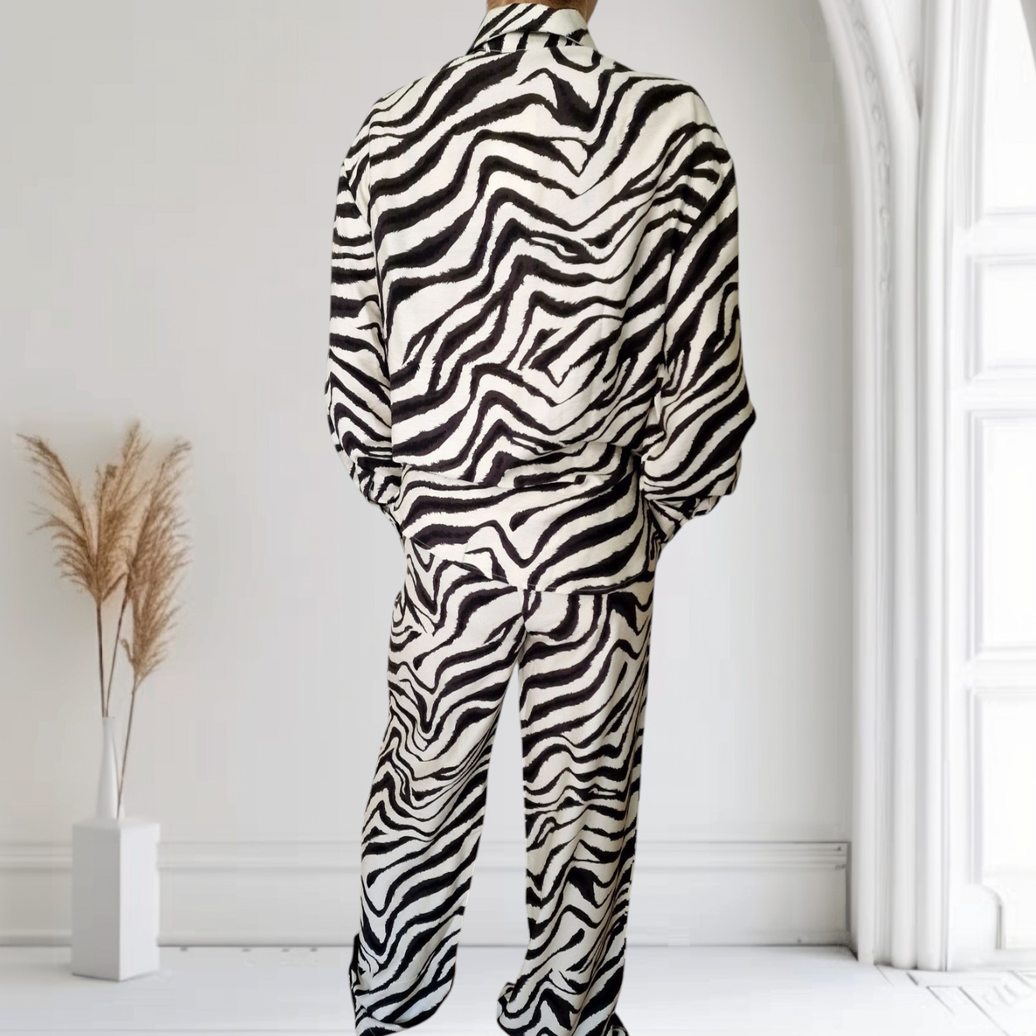 Animal-Print Stoffhose in Schwarz-Weiß