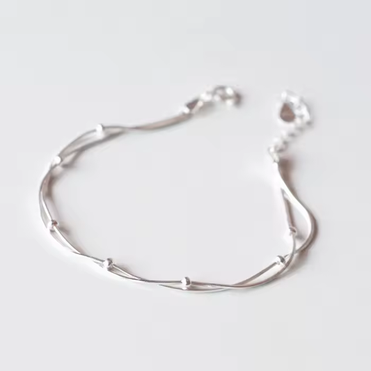 Zartes Armband aus 925 Sterling Silber mit geschwungenem Design und kleinen Kugelakzenten – schlicht und elegant.