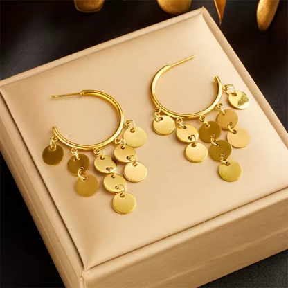 Goldene Creolen mit baumelnden runden Plättchen – stilvolle Statement-Ohrringe im Boho-Look. By Bogue