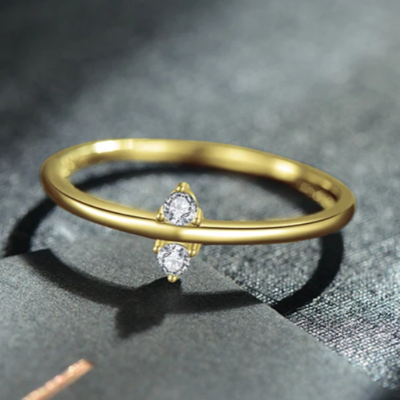 „Vergoldeter Damenring aus 925 Silber mit zwei funkelnden Ziersteinen – Schmuck von Bogue“