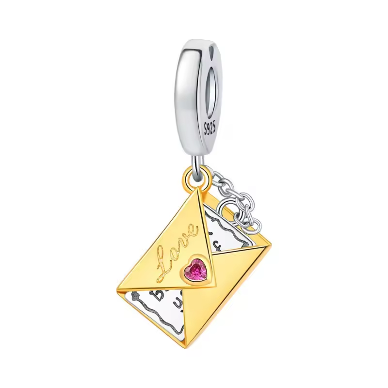 Charm-Anhänger in Briefumschlag-Form mit Inschrift „Love“ und Herzstein – 925 Silber & Gold