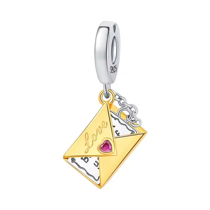 Charm-Anhänger in Briefumschlag-Form mit Inschrift „Love“ und Herzstein – 925 Silber & Gold