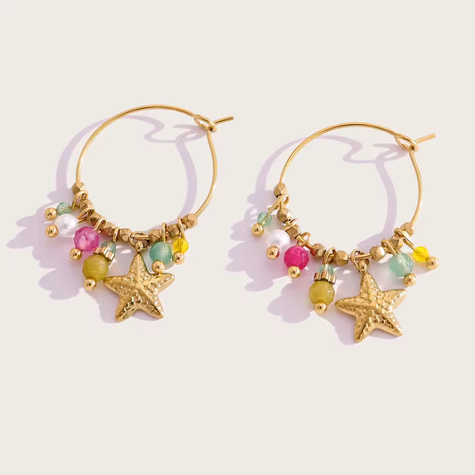 Vergoldete Creolen mit Seestern-Anhängern und bunten Perlen – maritimer Boho-Schmuck für Damen

