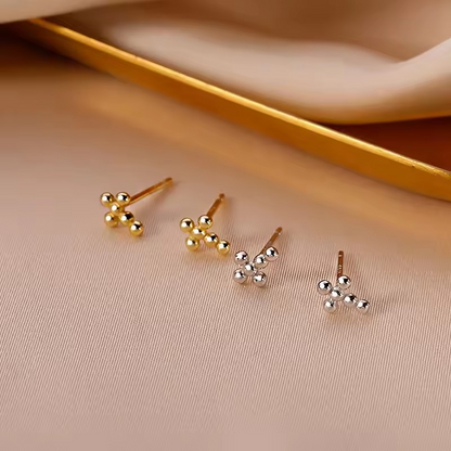 Ohrstecker in Kreuzform aus kleinen Kugeln - minimalistisches Design