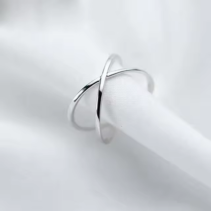Offener Kreuzring aus 925 Silber mit glänzender Oberfläche und minimalistischem Design.