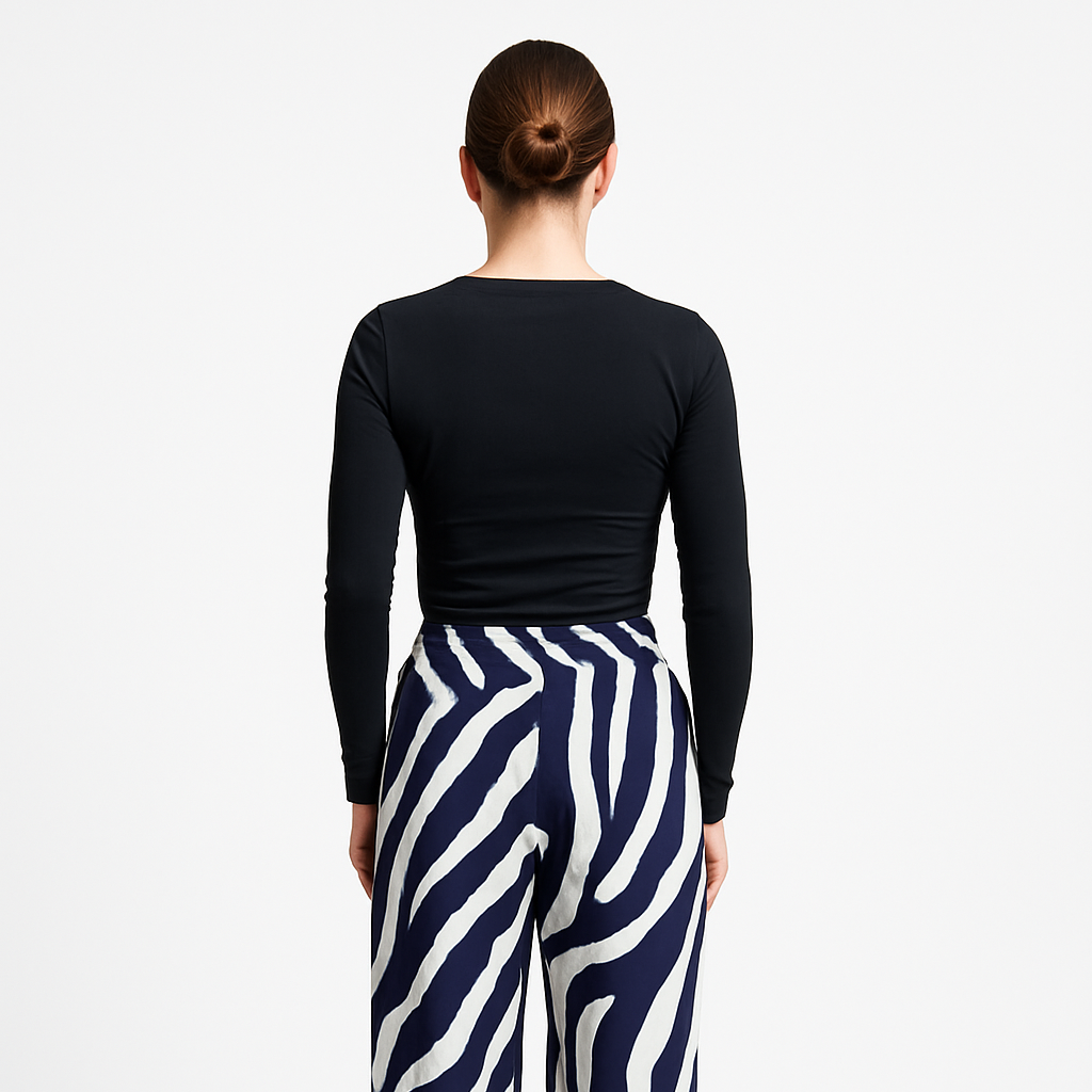 Schwarzes Damen Langarmshirt mit eckigem Ausschnitt und figurbetontem Schnitt, kombiniert mit einer gemusterten Hose