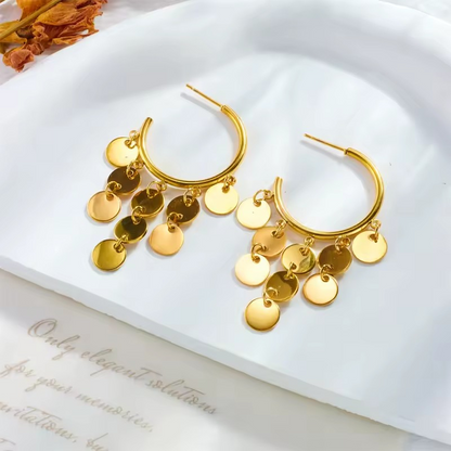 Goldene Halbcreolen mit baumelnden runden Plättchen – stilvolle Statement-Ohrringe im Boho-Look, ideal für den Alltag oder für besondere Anlässe.