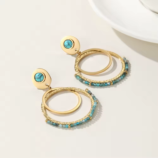 Goldene Creolen-Ohrringe mit türkisen Perlen, handgefertigte Details und Hammerschlag-Optik. Perfekt für Boho- und Sommeroutfits
