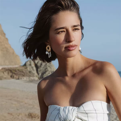 Goldene Statement-Ohrringe mit gehämmerter, organischer Form und hängenden Naturperlen in verschiedenen Größen