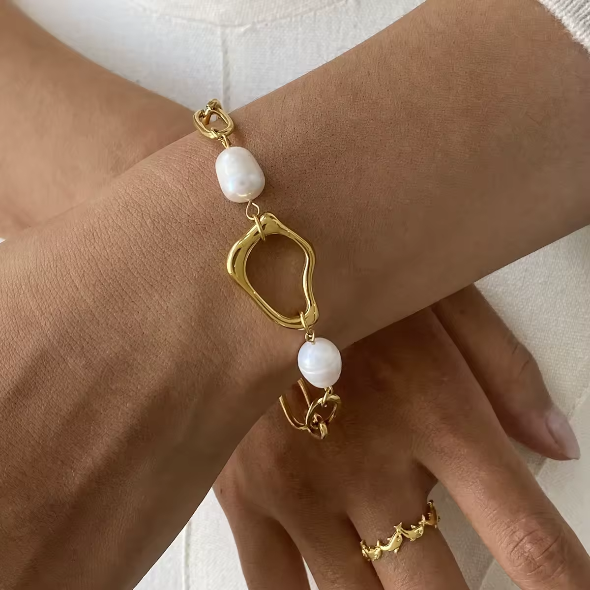 Goldenes Edelstahlarmband mit großen Kettengliedern, Naturperlen und organischer Ringform, verstellbare Länge, hypoallergen