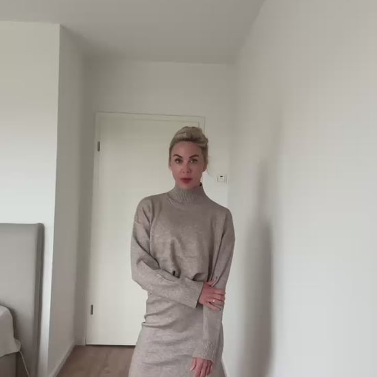 Lamibelle trägt hier unser Turtelneck Pullover mit passendem Wollrock
